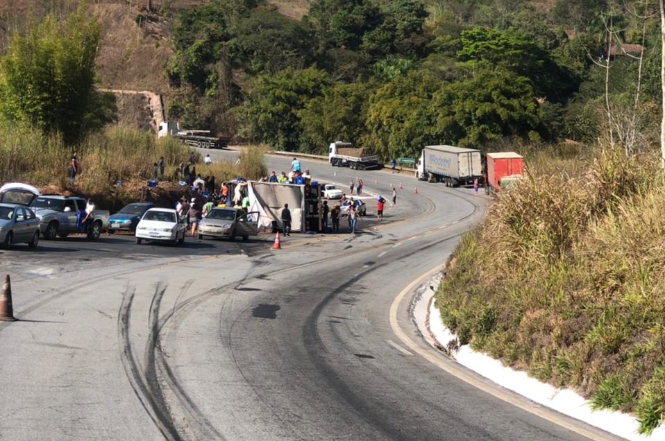 Caminhão tomba e motorista morre na BR-251