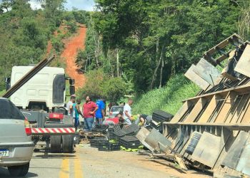 BAU DESPRENDE DE CAMINHÃO E TOMBA NA BR-381 EM BELA VISTA DE MINAS